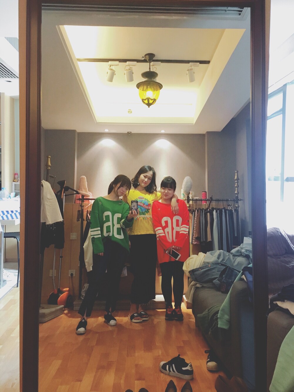 「school、friends」｜「adidasのアイテム（シューズ、ブラック系）」を使った、bubble_vikiiさん（レディース・163cm）の春コーディネートの1枚目の写真
