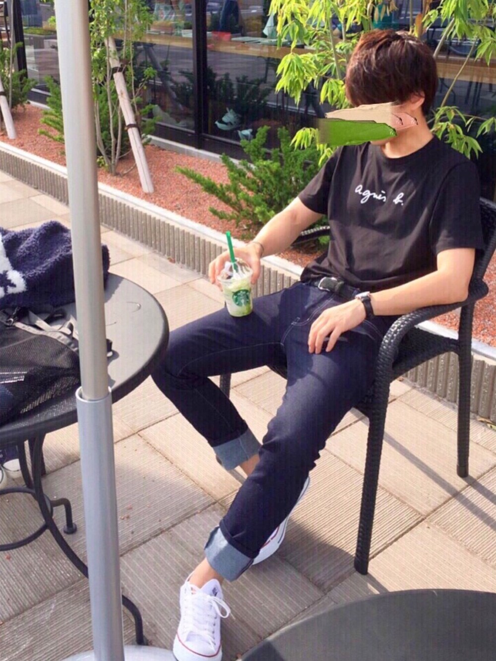 ブラック系のTシャツ/カットソー、ブルー系のデニムパンツ、ホワイト系のスニーカーを着用したメンズの夏コーディネートの1枚目の写真