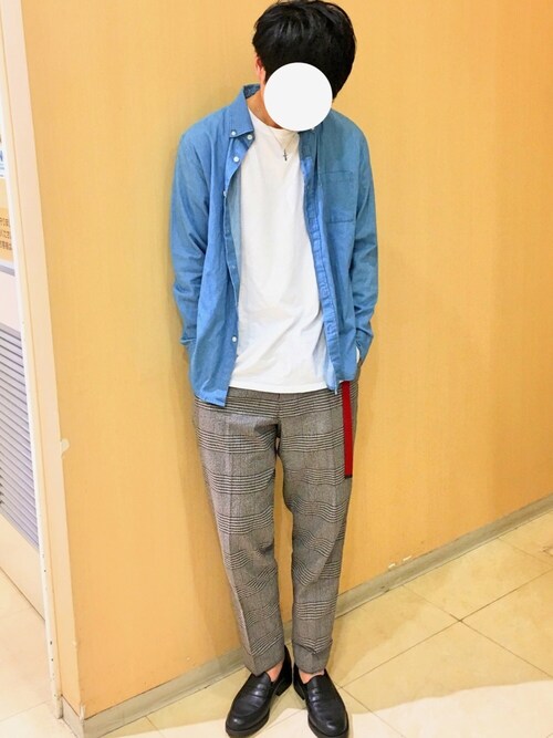 gaku is wearing BLISS POINT "デニムボタンダウンシャツ長袖/729975"