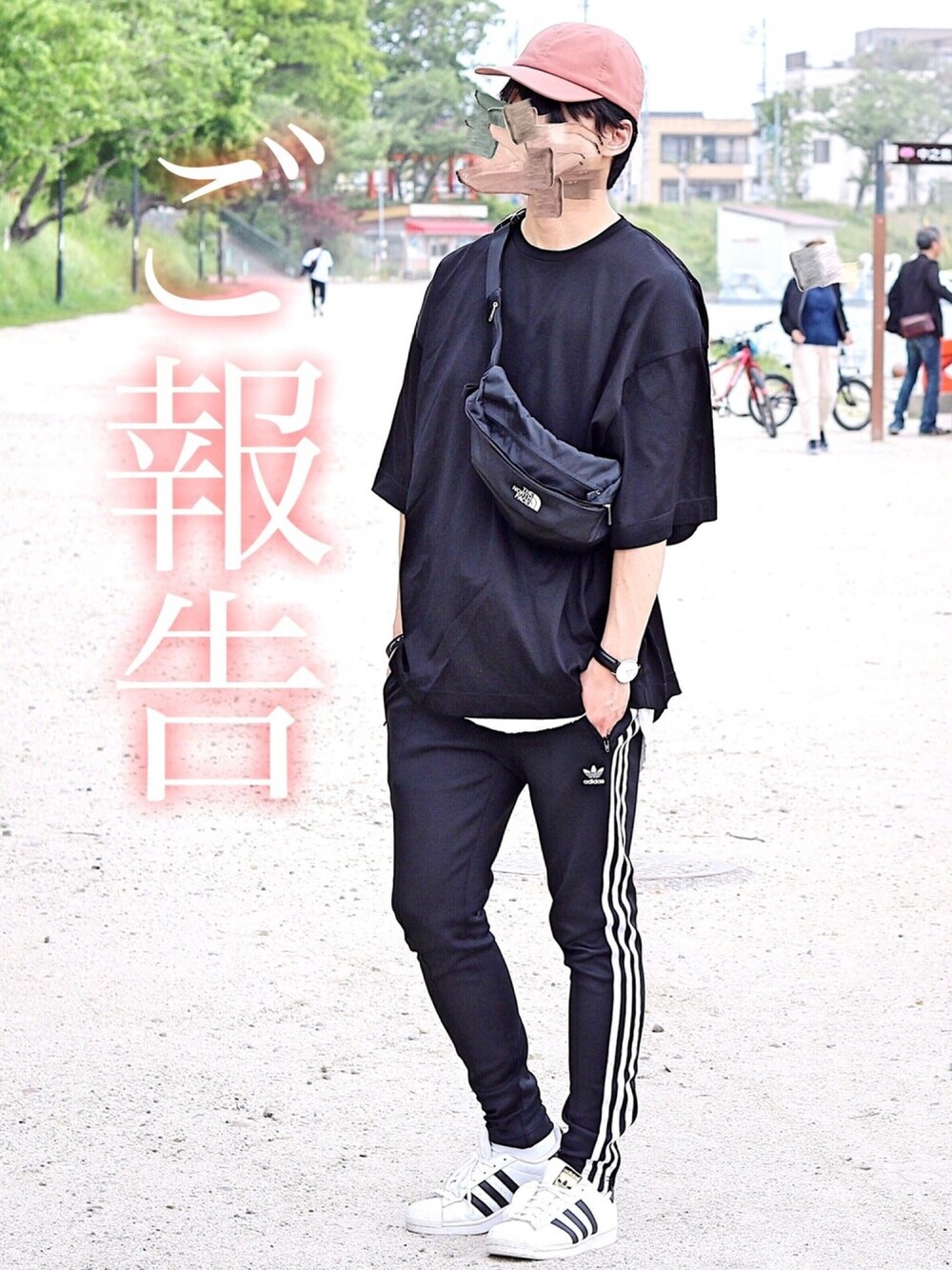 ブラック系のTシャツ/カットソー、ホワイト系のタンクトップ、ブラック系のスウェットパンツを着用したメンズの夏コーディネートの1枚目の写真