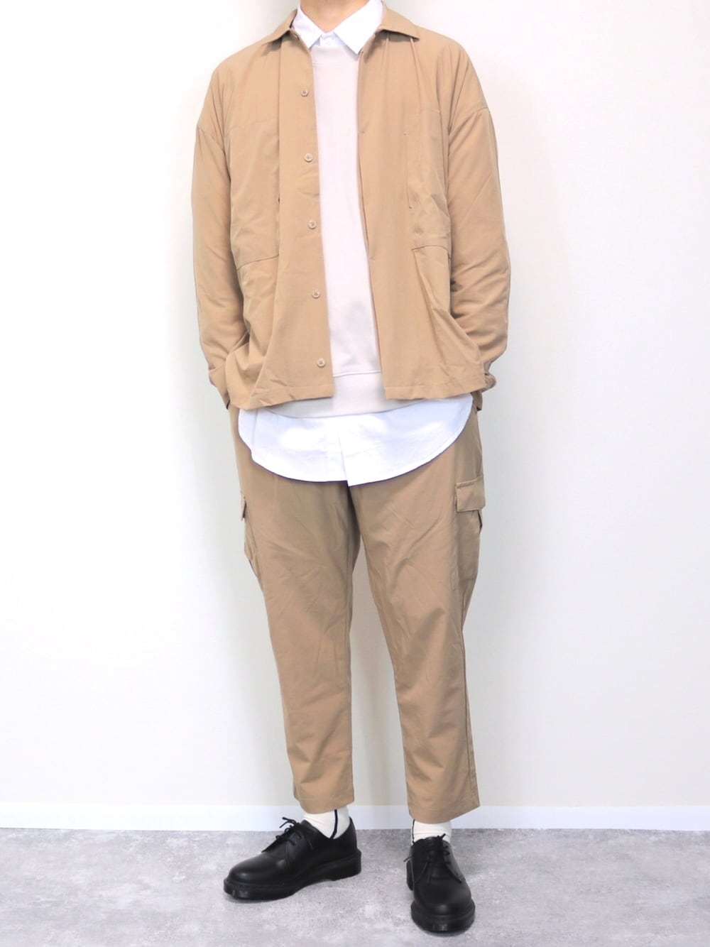 ベージュ系のブルゾン、ベージュ系のカーゴパンツ、ベージュ系のスウェットを着用したメンズの春コーディネートの1枚目の写真