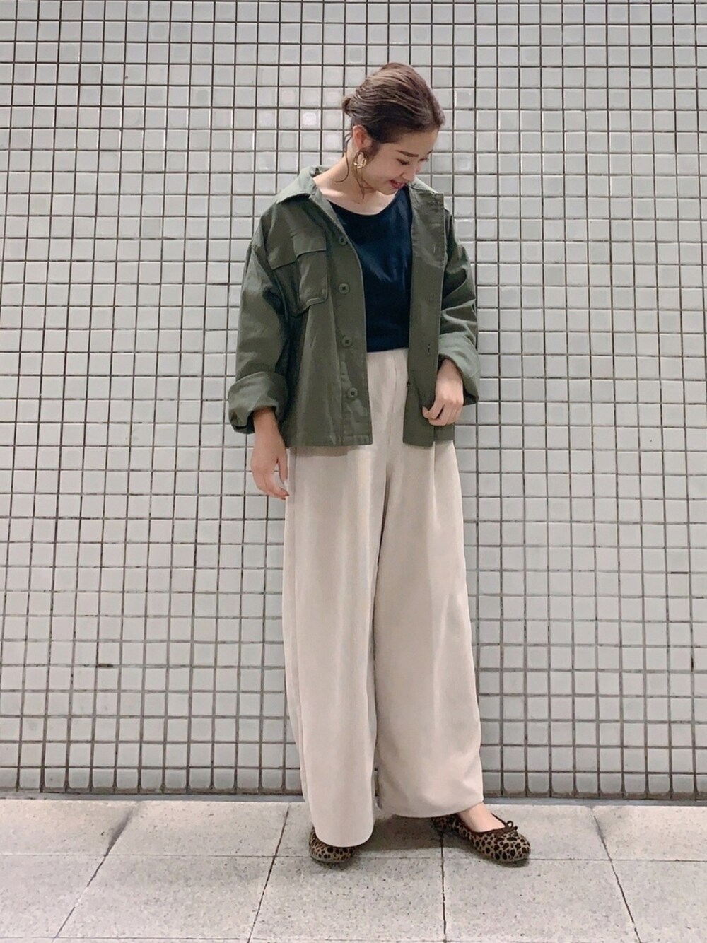 「オトナカジュアル、コーデュロイ、プチプラ、パンプス、ミリタリー、ミリタリージャケット、ワイドパンツ、ベージュ、カジュアル、スタッフセンバツ」｜「Samansa Mos2 blueのコーデュロイパンツ（その他パンツ、ベージュ系）」を使った、♪さん（レディース・150cm）の秋コーディネートの1枚目の写真