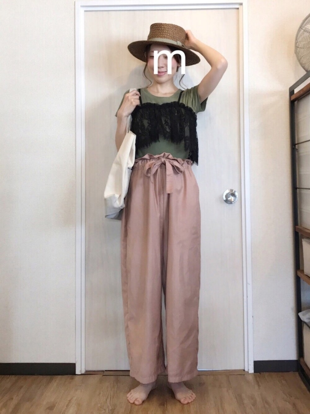 グリーン系のTシャツ/カットソー、ピンク系のその他パンツ、ホワイト系のトートバッグを着用したレディースの夏コーディネートの1枚目の写真