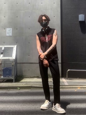 「MARTINE ROSE（マーティンローズ）のアイテム（トップス）」を使った、YOSHIKIさん（メンズ・174cm）の夏コーディネート