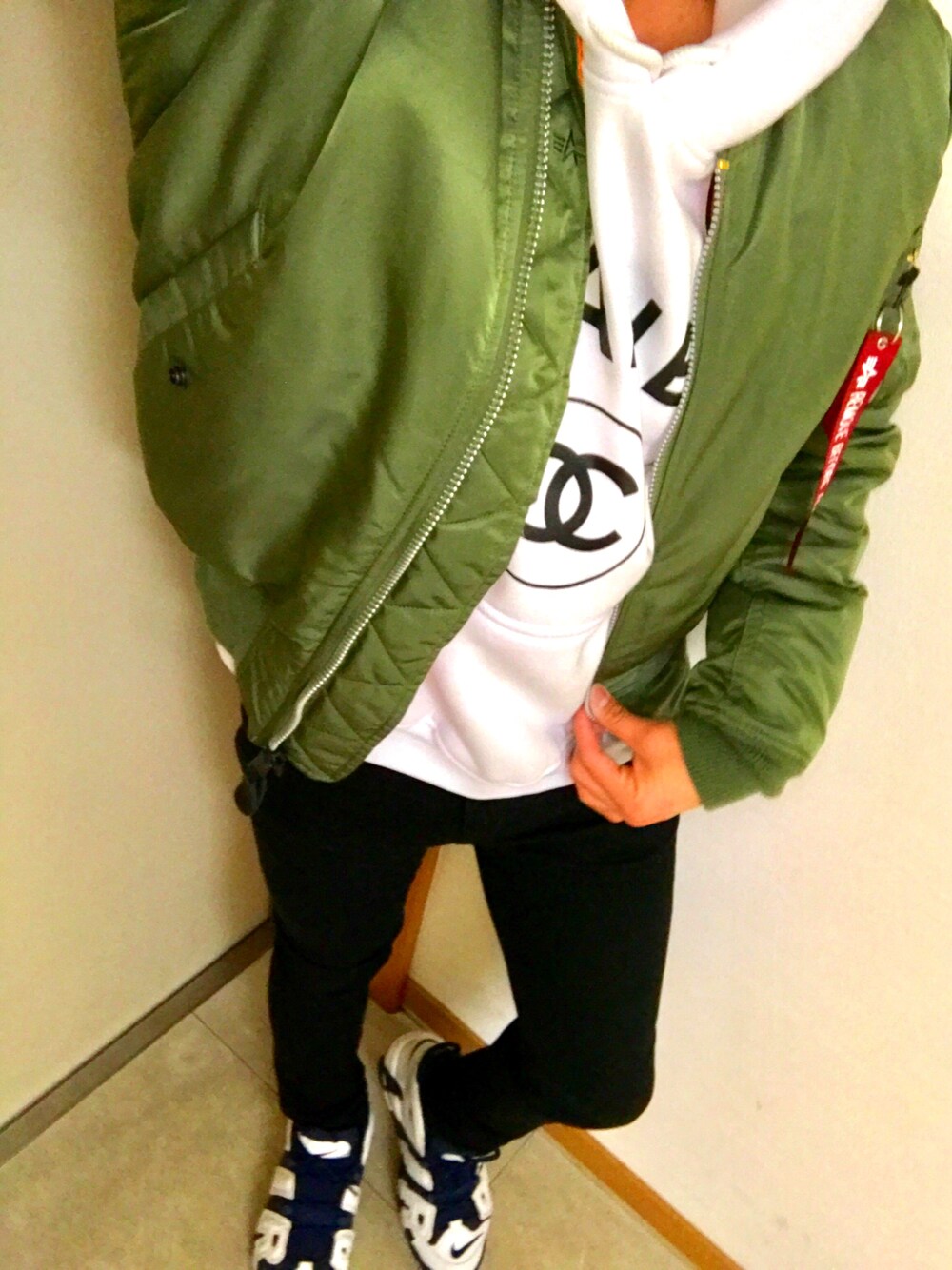 「モード、MA-1、CHANELパロディ、パーカー、chanel、MA-1×パーカー、冬、冬コーデ、NIKE、moreuptempo」｜「ALPHAの【人気！定番アイテム】 ＡＬＰＨＡ　MA-1　タイトモデル（MA-1、グリーン系）」を使った、くにさん（メンズ・167cm）の冬コーディネートの1枚目の写真