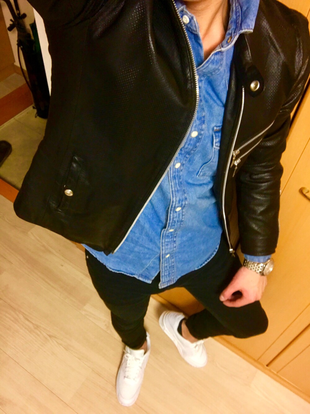 「春コーデ、シャツスタイル、エアマックス、NIKE、NIKE AIR MAX、白スニーカー、デニムシャツ、ライダース、カジュアル、GU」｜「VANQUISHのゴートスキンパンチングシングルライダース（ライダースジャケット、ブラック系）」を使った、くにさん（メンズ・167cm）の春コーディネートの1枚目の写真