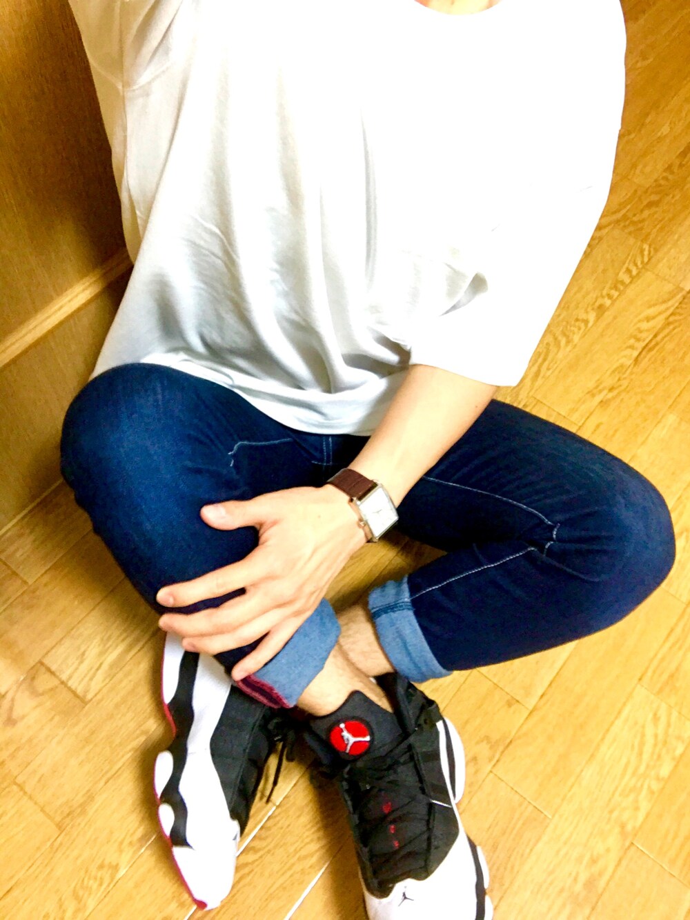 ホワイト系のTシャツ/カットソー、ブルー系のデニムパンツ、グレー系のスニーカーを着用したメンズの春コーディネートの1枚目の写真