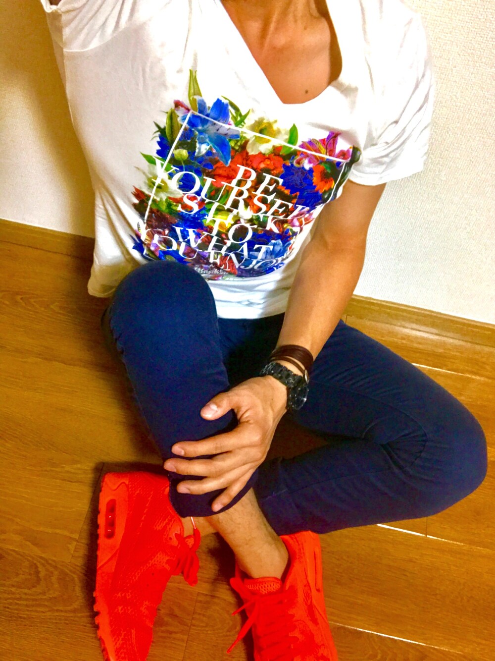 「夏、シンプルスタイル、スキニー、おしゃれさんと繋がりたい、フラワー、フォトT、エアマックス、AIR MAX、オレンジ、ネオンカラー」｜「BLACK by VANQUISHのフラワーボックスVネックTシャツ（Tシャツ/カットソー、ホワイト系）」を使った、くにさん（メンズ・167cm）の夏コーディネートの1枚目の写真