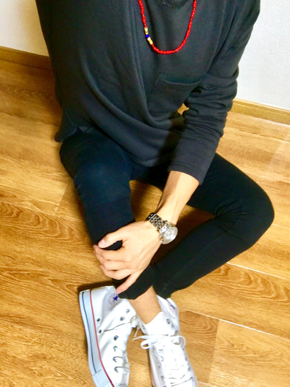 グレー系のTシャツ/カットソー、ブラック系のその他パンツ、ホワイト系のスニーカーを着用したメンズの秋コーディネートの1枚目の写真