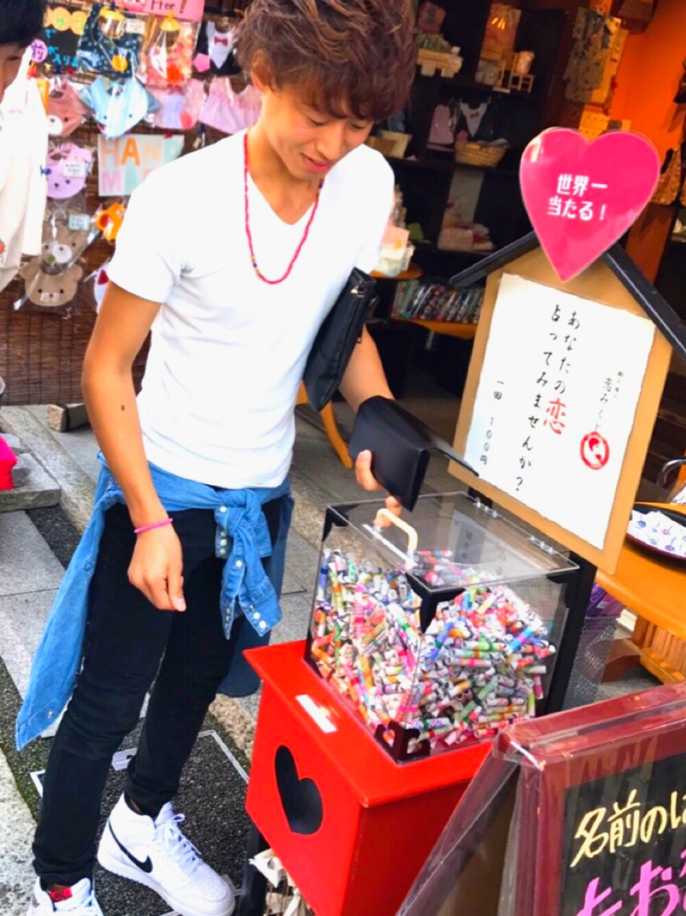 「秋のコーデ、シンプル、おしゃれさんと繋がりたい、カジュアルコーデ、エアジョーダン、デニムシャツ、こしまきスタイル、夏、秋コーデ、スニーカー」｜「GUのウェスタンデニムシャツ（シャツ/ブラウス、ブルー系）」を使った、くにさん（メンズ・167cm）の秋コーディネートの1枚目の写真