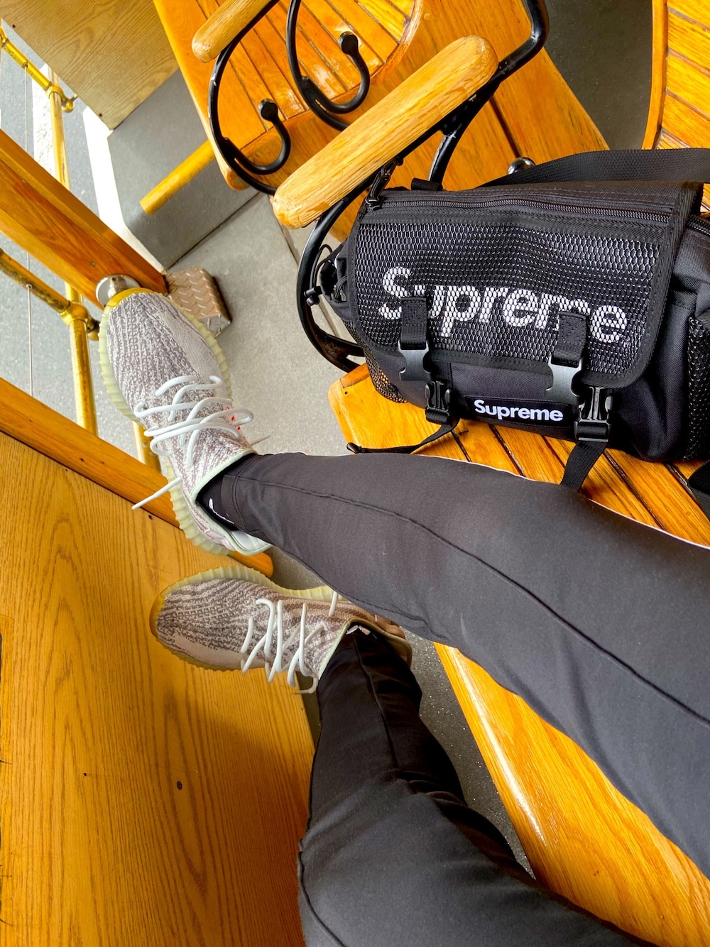 「ストリート、yeezy boost 350 v2、adidas originals、トラックパンツ、adidasスニーカー、supreme、ボディーバッグ、ウエストバッグ、いいね、save、フォローお願いします🤑、おしゃれさんと繋がりたい」｜「Supreme のアイテム（ボディバッグ/ウエストポーチ、ブラック系）」を使った、くにさん（メンズ・167cm）の春コーディネートの1枚目の写真