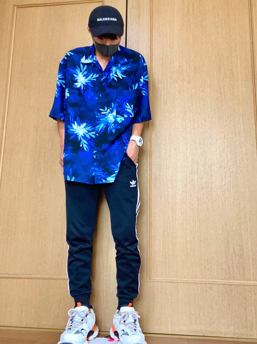 「ビッグシルエット、花柄、低身長、BALENCIAGA、ダッドスニーカー、トラックパンツ、adidas、黒マスク、HARE、夏コーデ」｜「HAREのBIGフラワーカイキンシャツ(HARE)（シャツ/ブラウス、ブルー系）」を使った、くにさん（メンズ・167cm）の夏コーディネートの1枚目の写真