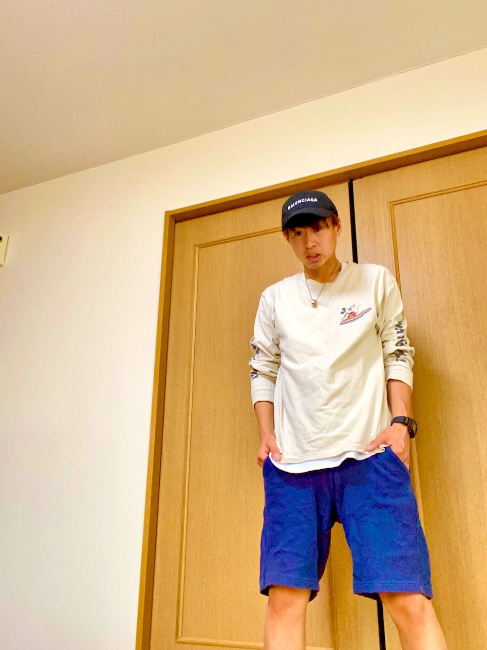 「休日スタイル、夏コーデ、ロンT、キャップ、BALENCIAGA、バレンシアガ、お洒落さんとつながりたい、ラフ、短パン」｜「BALENCIAGAのアイテム（キャップ、ブラック系）」を使った、くにさん（メンズ・167cm）の夏コーディネートの1枚目の写真