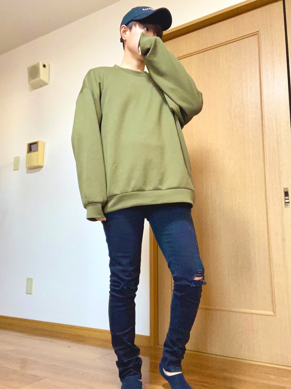 「秋服、カジュアルコーデ、オーバーサイズ、BALENCIAGA、トリプルS、スウェット、シンプルコーデ、キャップ、おしゃれさんと繋がりたい、黒スキニー」｜「BALENCIAGAのアイテム（キャップ、ブラック系）」を使った、くにさん（メンズ・167cm）の秋コーディネートの1枚目の写真