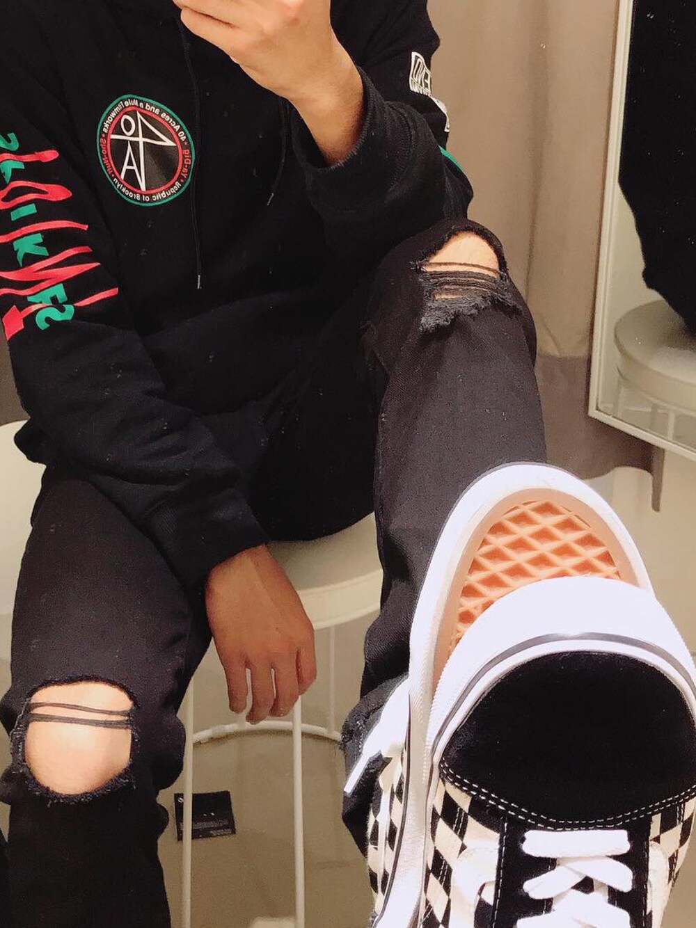 「ストリート、VANS、NEW ERA、スパイクリー、スキニー、クラッシュデニム、ひざぱかーん」｜「NEW ERAのNEW ERA/Sweat Pullover Hoodie（パーカー、ブラック系）」を使った、セサミストリートさん（メンズ・165cm）の春コーディネートの1枚目の写真