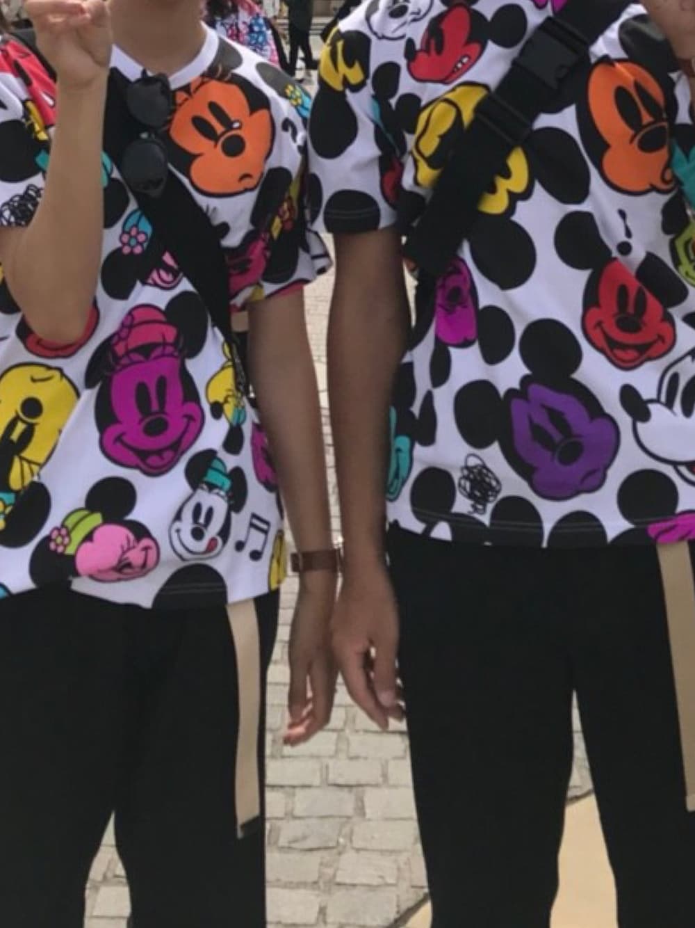 ホワイト系のTシャツ/カットソー、ブラック系のその他パンツ、ブラック系のスニーカーを着用したレディースの秋コーディネートの1枚目の写真