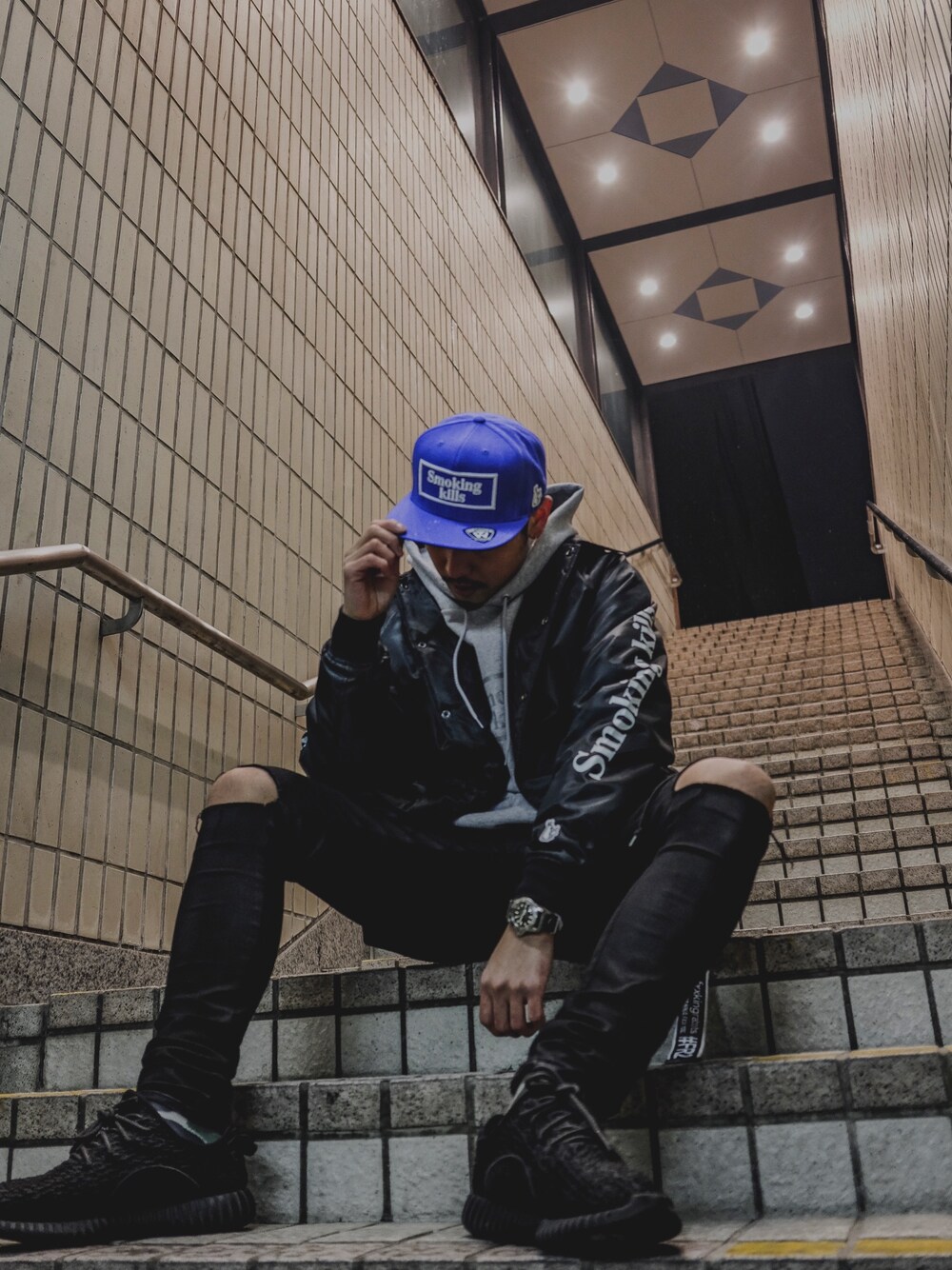 「FR2、adidas、smokingkills、yeezy、yeezyboost」｜「FR2のアイテム（キャップ、ブルー系）」を使った、隣 達哉さん（メンズ・175cm）の冬コーディネートの1枚目の写真
