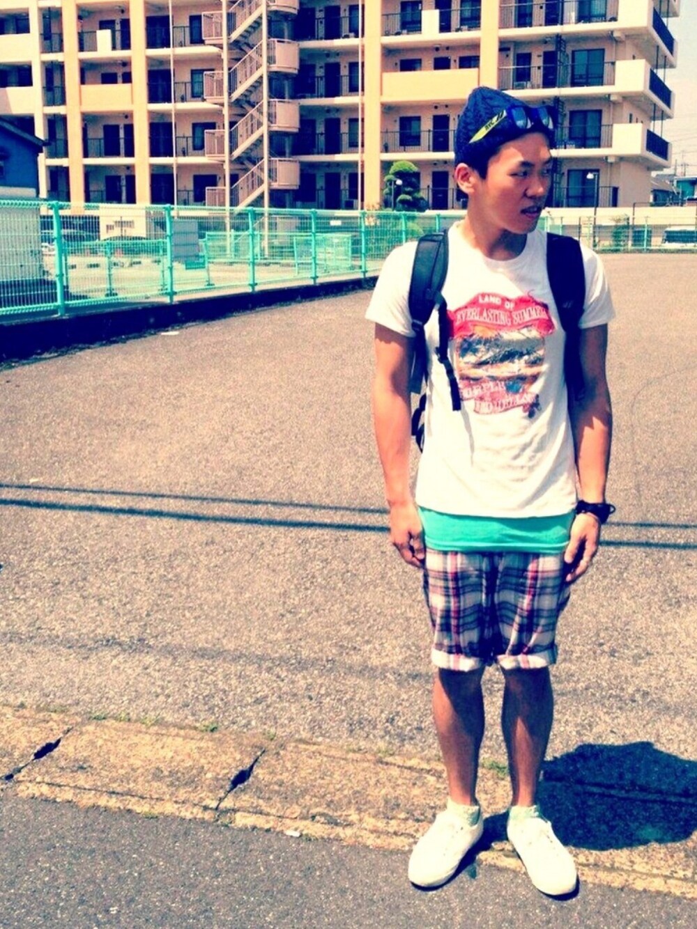 「柄パンツ、バックパック、ニット帽、サングラス、白いスニーカー、白Tシャツ、ステテコ、膝上ショーツ」｜「Purple&YellowのTシャツ（Tシャツ/カットソー、ホワイト系）」を使った、Kung-4zさん（メンズ・173cm）の春コーディネートの1枚目の写真