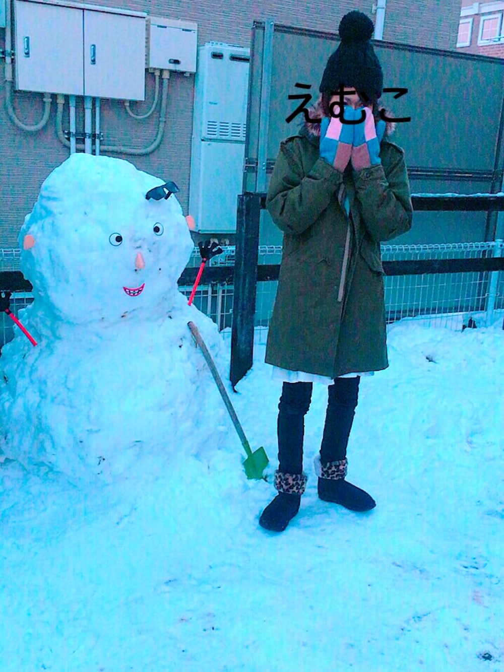 「winter、シンプル、モッズコート、黒スキニー、スイマーブーツ、ニット帽、手ぶくろ、雪だるま、男子かっ！」｜「GUのアイテム（モッズコート、グリーン系）」を使った、emco＋mさん（レディース・160cm）の冬コーディネートの1枚目の写真