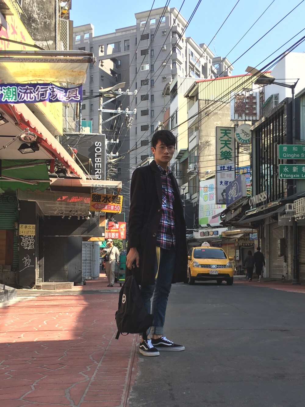 「VANSのアイテム（スニーカー、ブラック系）」を使った、黃柏睿さん（メンズ・183cm）の春コーディネートの1枚目の写真