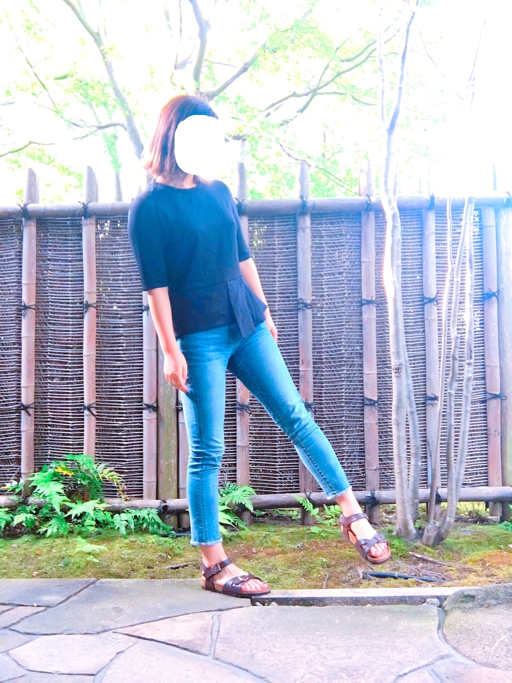 ブラック系のトップス、その他のデニムパンツ、ブラウン系のサンダルを着用したレディースの夏コーディネートの1枚目の写真