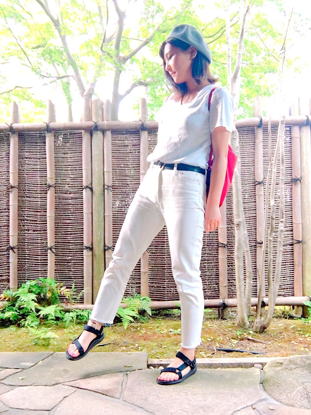 「summer、Danton、赤リュック、ホワイトデニム、モノトーンコーデ、デニム、Tシャツ、teva、ベレー帽、サマーベレー」｜「14+のアイテム（ハンチング/ベレー帽、その他）」を使った、Mikako さん（レディース・160cm）の夏コーディネートの1枚目の写真