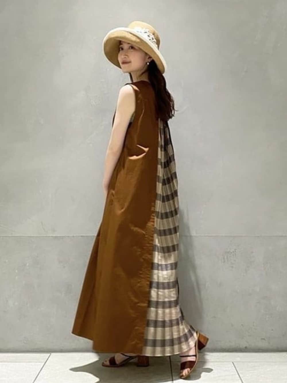 「デミルクスビームス、athena new york、Demi-luxe BEAMS、A PUPIL」｜「Demi-Luxe BEAMSのA PUPIL / バックパネル ワンピース（ワンピース、ブラウン系）」を使った、Demi-Luxe BEAMSさん（レディース・156cm）の春コーディネートの1枚目の写真