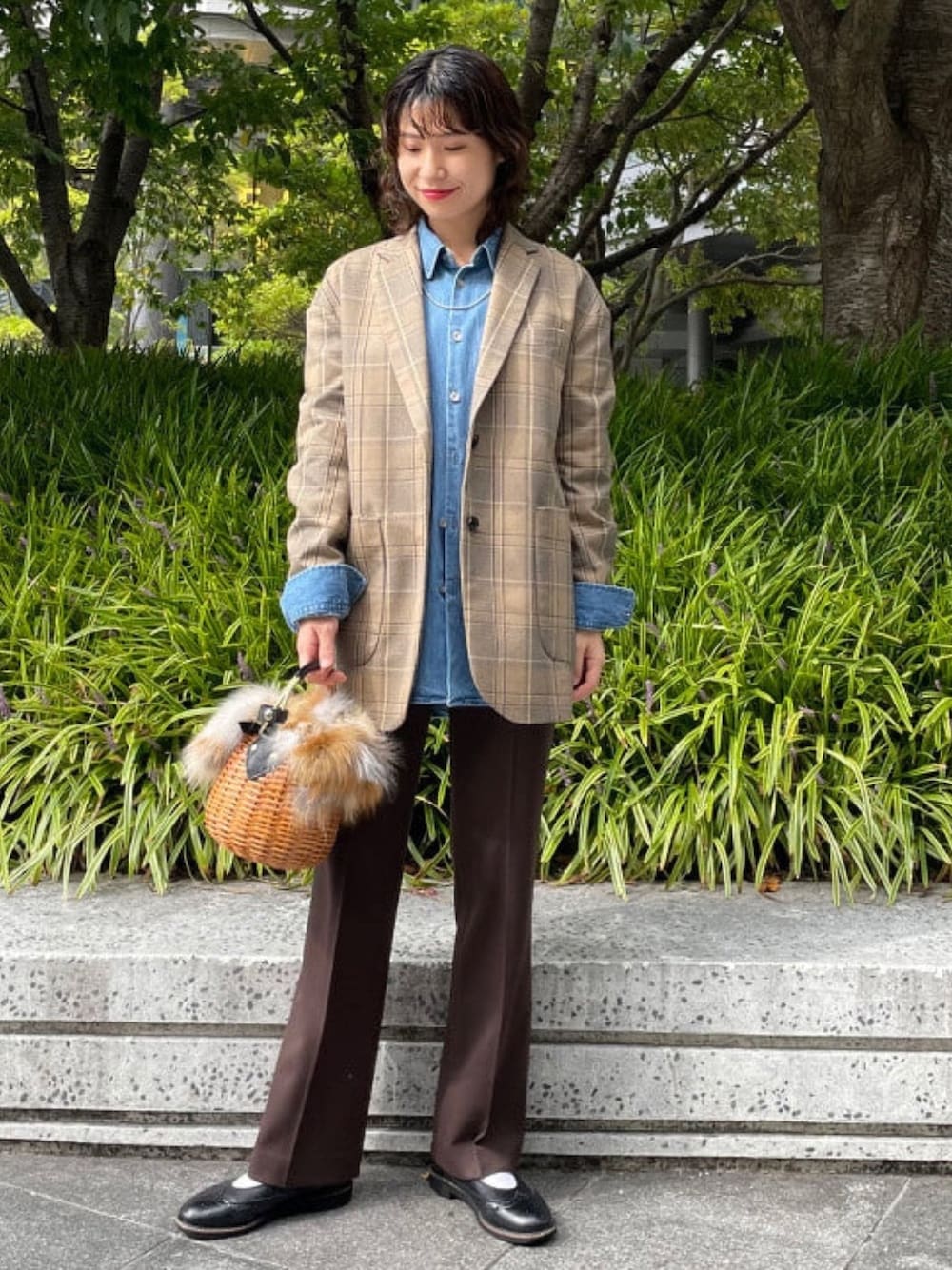 その他のその他アウター、ブルー系のシャツ/ブラウス、ブラウン系のその他パンツを着用したレディースの秋コーディネートの1枚目の写真