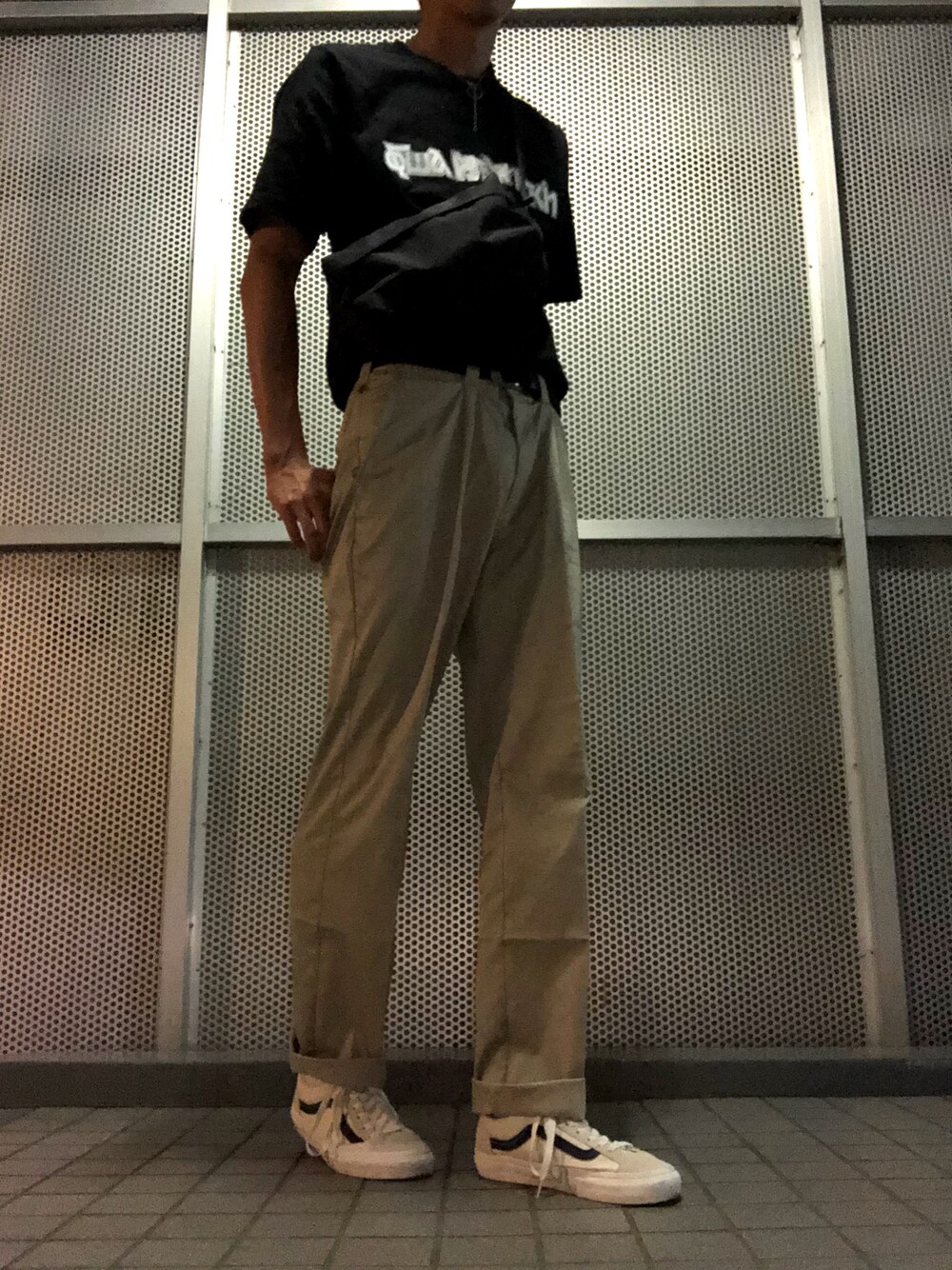 「シンプルコーデ、Tシャツ、白スニーカー、スエード、STYLE36、スニーカーコーデ、スニーカー」｜「Gosha RubchinskiyのGOSHA RUBCHINSKIY(ゴーシャ ラブチンスキー) LOGO TEE（Tシャツ/カットソー、ブラック系）」を使った、かとうさん（メンズ・180cm）の夏コーディネートの1枚目の写真