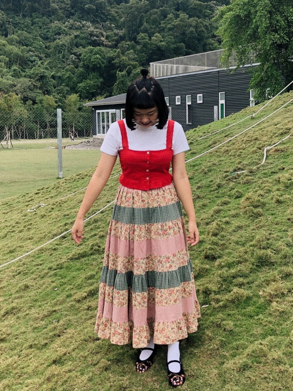 「ootd、古着MIX、古着コーデ、古着女子、古着好きな人と繋がりたい、繡花鞋、刺繍」｜「MUJI Laboのアイテム（Tシャツ/カットソー、ホワイト系）」を使った、hsuanさん（レディース・157cm）の秋コーディネートの1枚目の写真