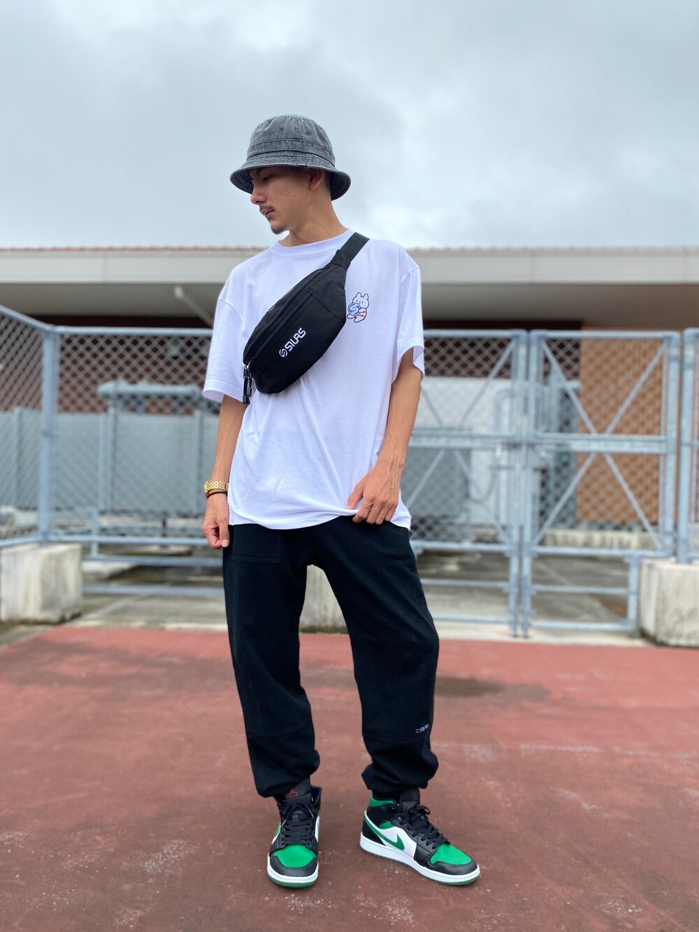 「夏コーデ、カジュアルコーデ、ストリート」｜「SILASのアイテム（Tシャツ/カットソー、ホワイト系）」を使った、たかてぃんさん（メンズ・175cm）の夏コーディネートの1枚目の写真