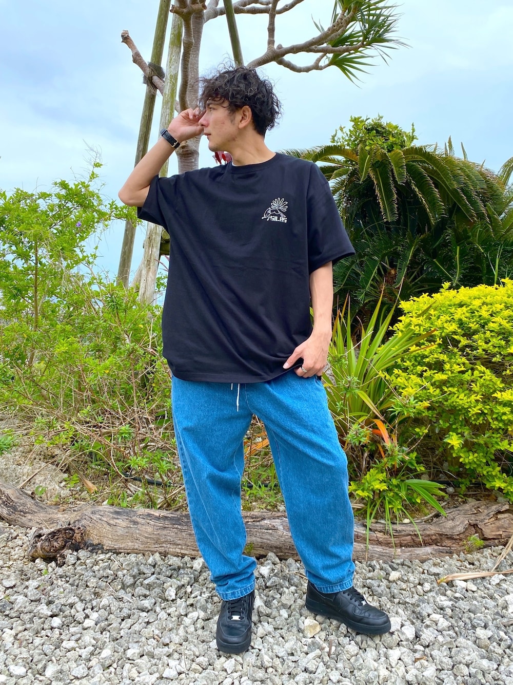 「春、ゆるコーデ、ビックシルエット、ootd、シンプル、黒、黒コーデ」｜「SILASのCHEF PANTS（その他パンツ、ブルー系）」を使った、たかてぃんさん（メンズ・175cm）の春コーディネートの1枚目の写真