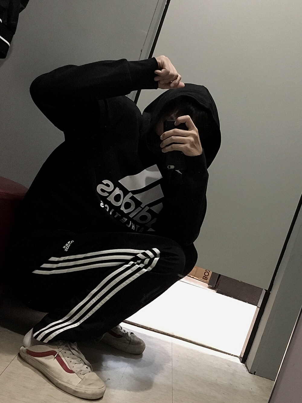 「秋のコーデ、adidas、VANS、STYLE36、G-DRAGON、street、fashion、korea、Japan、ootd」｜「adidasのアイテム（パーカー、ブラック系）」を使った、진일상さん（メンズ・175cm）の秋コーディネートの1枚目の写真