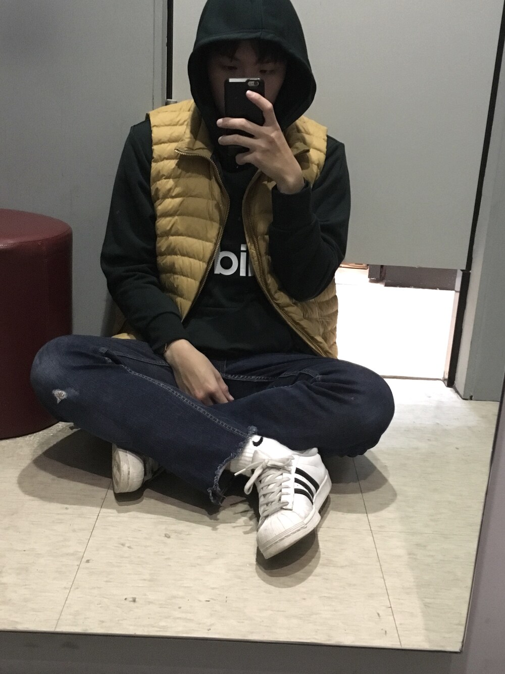 「adidas、AIGLE、levi’s、NIKE、korea、Japan、Taiwan、street、fashion、冬」｜「adidasのアイテム（Tシャツ/カットソー、グリーン系）」を使った、진일상さん（メンズ・175cm）の秋コーディネートの1枚目の写真