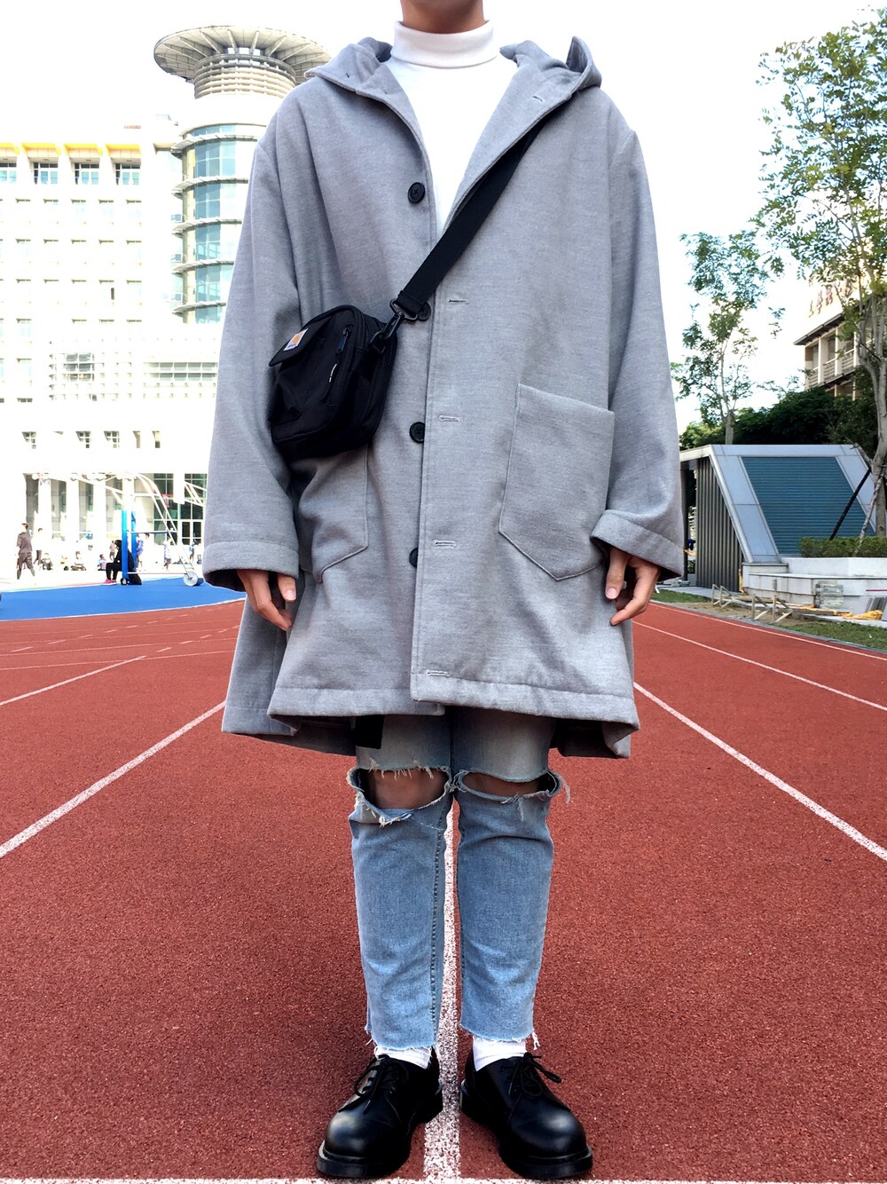 「FLYDAY、carhartt、Dr.Martens、korea、Japan、Taiwan、冬、street、fashion、ootd」｜「flydayのアイテム（Tシャツ/カットソー、ホワイト系）」を使った、진일상さん（メンズ・175cm）の冬コーディネートの1枚目の写真