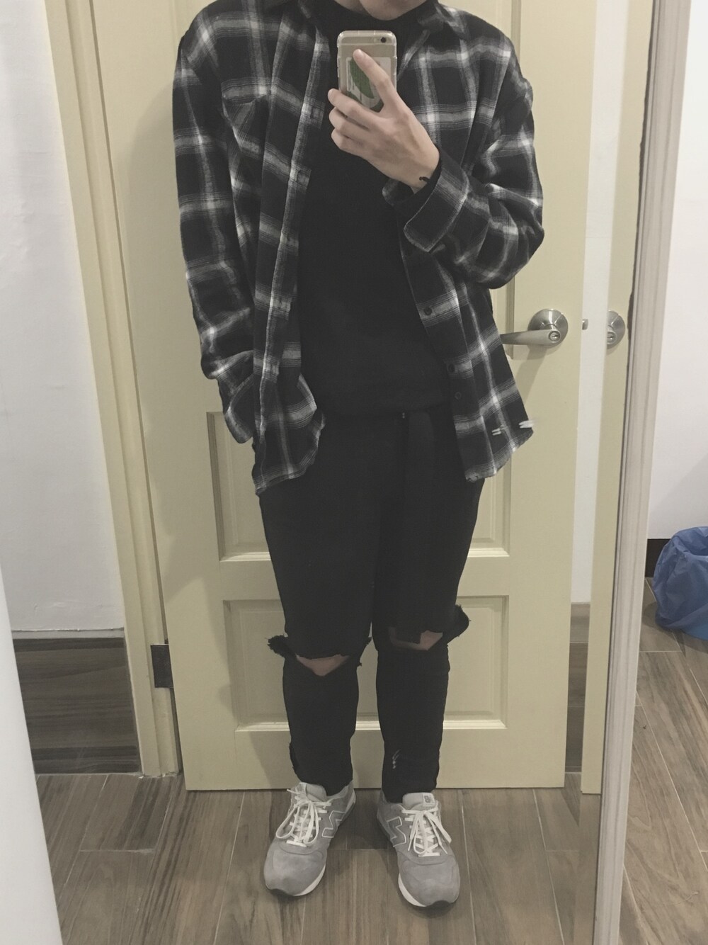 「春コーデ、FLYDAY、New Balance、m1400、korea、Taiwan、street、fashion、ootd、black」｜「FLYDAYのアイテム（カーディガン/ボレロ、ブラック系）」を使った、진일상さん（メンズ・175cm）の冬コーディネートの1枚目の写真