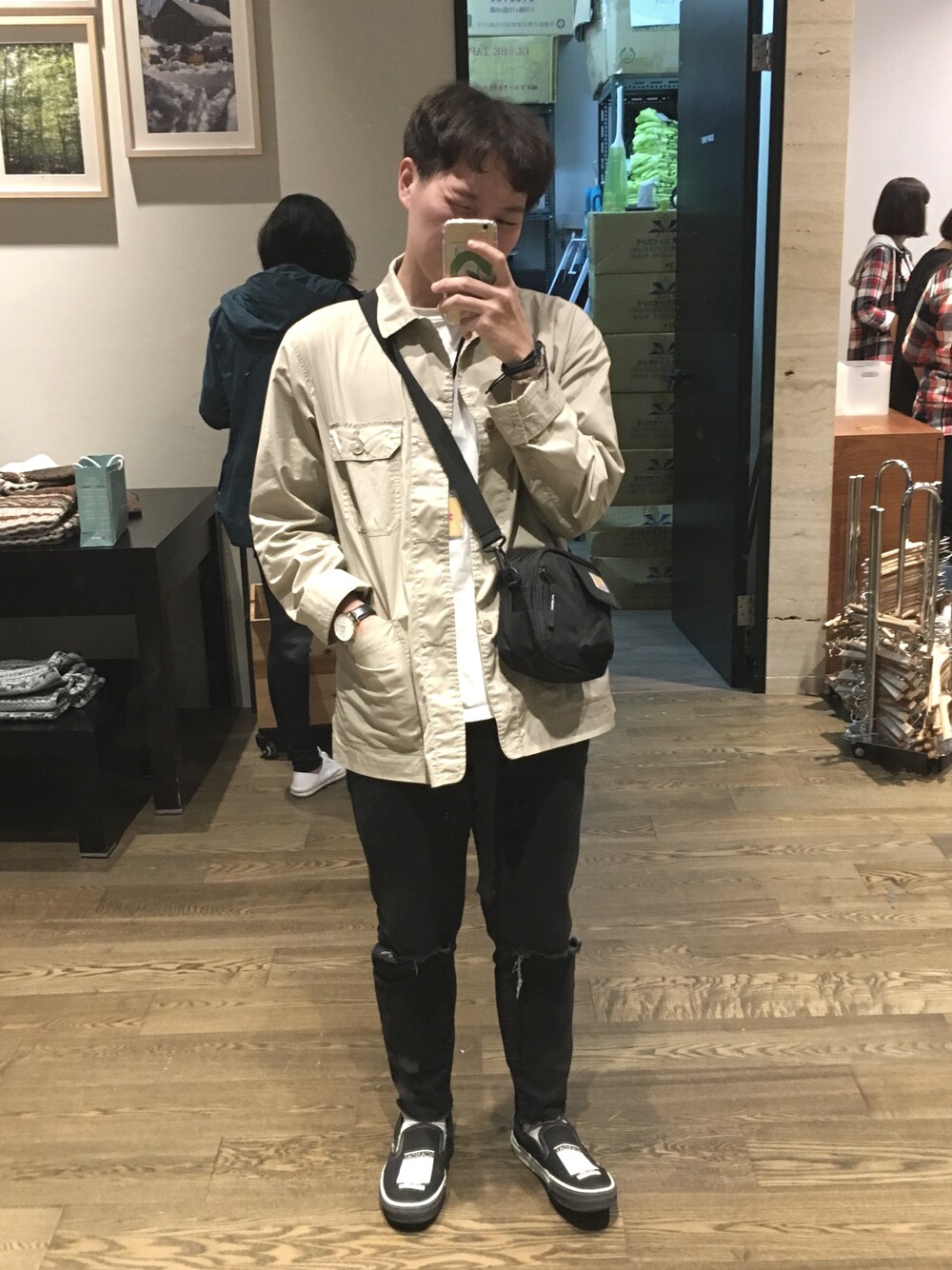 「春コーデ、UNIQLO、ABOKI、VANS、carhartt、korea、Taiwan、street、fashion、Japan」｜「UNIQLOのストレッチワークジャケット（ブルゾン、ベージュ系）」を使った、진일상さん（メンズ・175cm）の春コーディネートの1枚目の写真