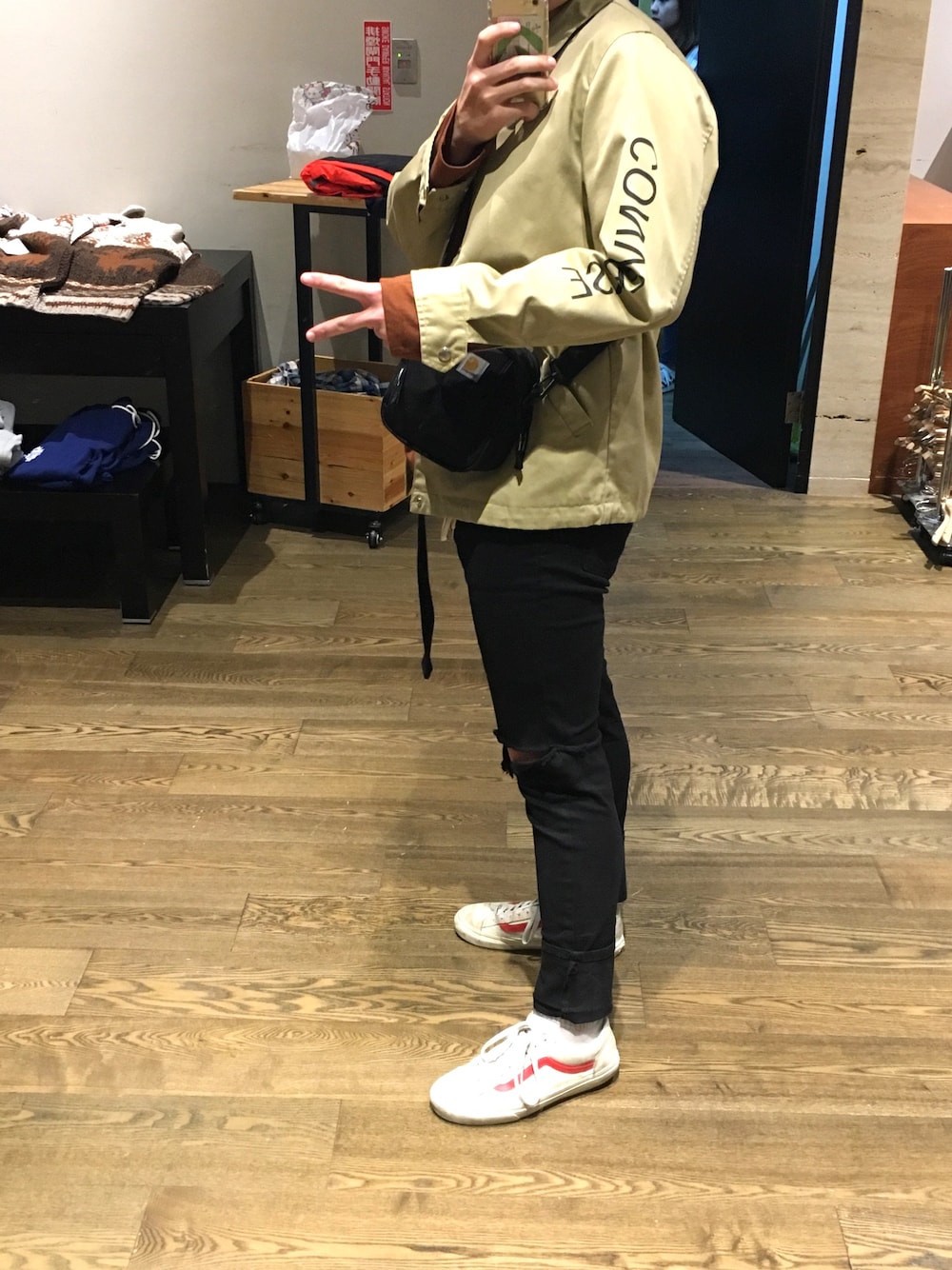 「春コーデ、converse、FLYDAY、VANS、STYLE36、Taiwan、korea、carhartt、street、fashion」｜「CONVERSEの∴WEGO/CONVERSE コーチジャケット（ナイロンジャケット、ブラック系）」を使った、진일상さん（メンズ・175cm）の春コーディネートの1枚目の写真