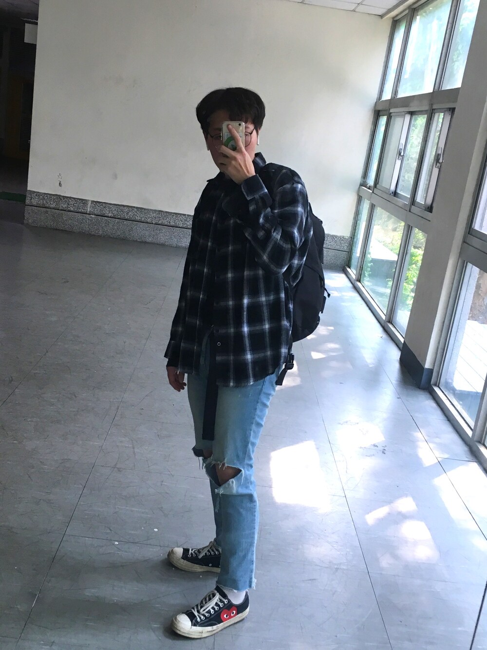 「FLYDAY、theboy、converse、COMME des GARCONS、carhartt、Taiwan、korea、street、fashion、ootd」｜「FLYDAYのアイテム（カーディガン/ボレロ、ブラック系）」を使った、진일상さん（メンズ・175cm）の春コーディネートの1枚目の写真