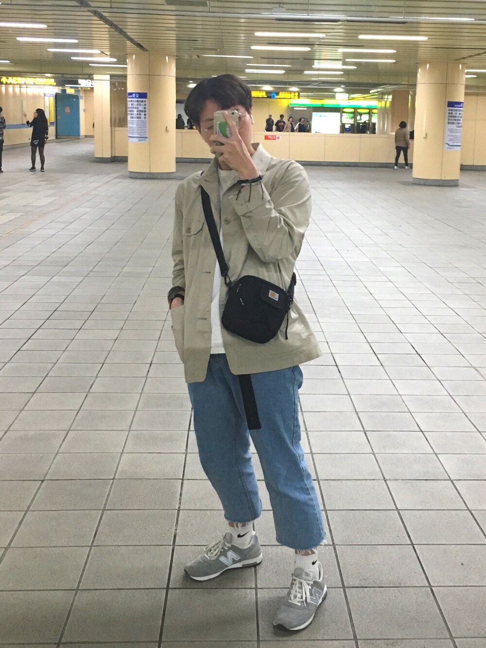 「UNIQLO、FLYDAY、Tomonari、NIKE、New Balance、Taiwan、korea、street、fashion、春コーデ」｜「UNIQLOのストレッチワークジャケット（ブルゾン、ベージュ系）」を使った、진일상さん（メンズ・175cm）の春コーディネートの1枚目の写真