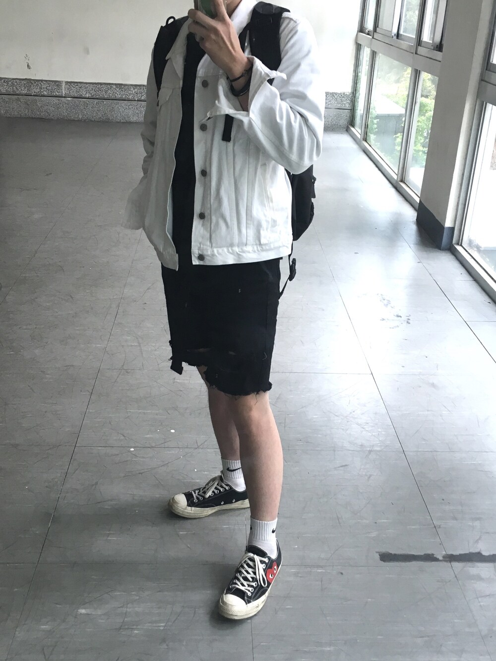 「春コーデ、ABOKI、GAP、UNIQLO、NIKE、converse、COMME des GARCONS、korea、Taiwan、carhartt」｜「CarharttのKICKFLIP BACKPACK（バックパック/リュック、ブラック系）」を使った、진일상さん（メンズ・175cm）の春コーディネートの1枚目の写真