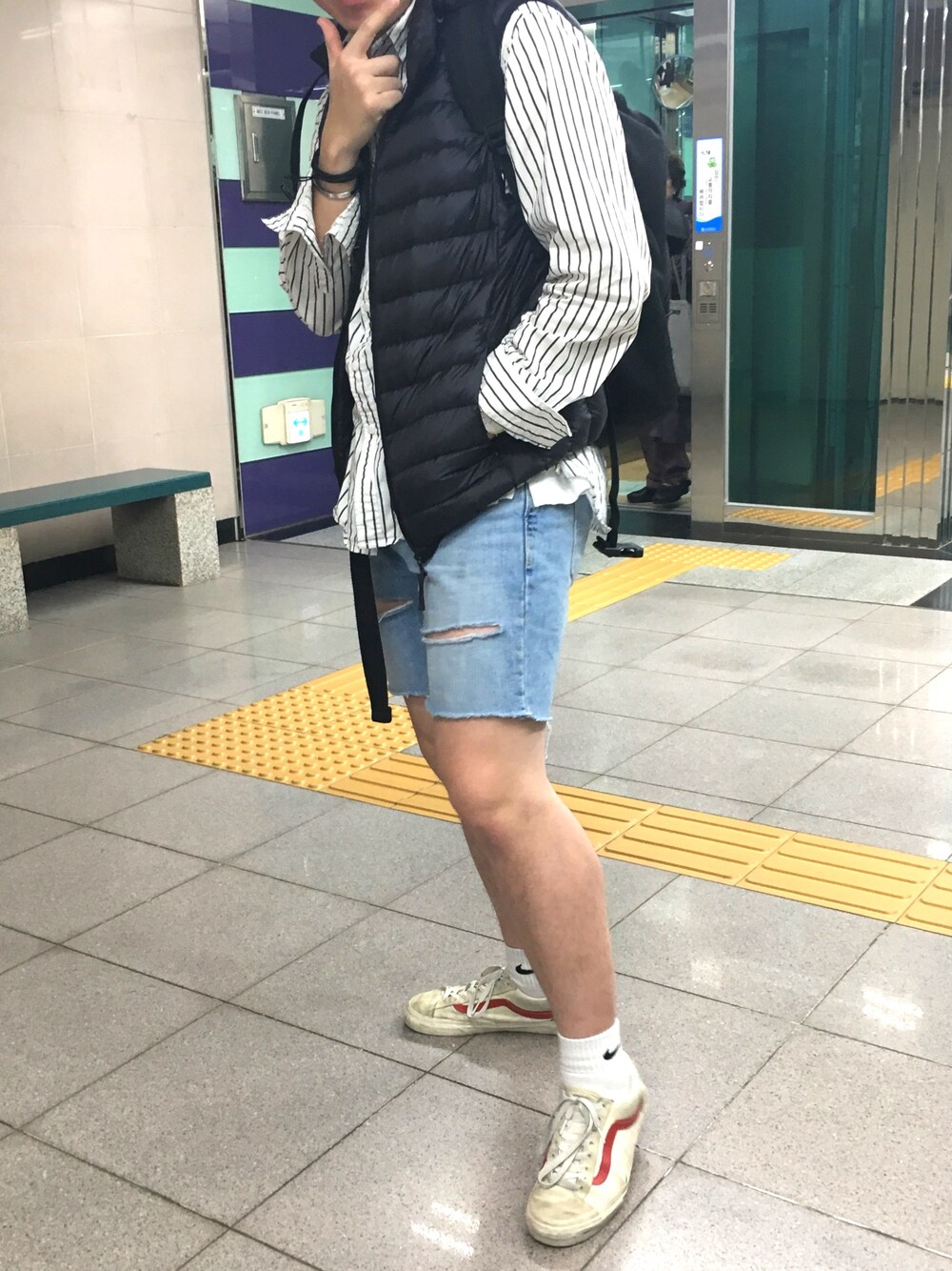 「春コーデ、ABOKI、UNIQLO、jogunshop、NIKE、VANS、korea、Taiwan、carhartt、street」｜「ABOKIのアイテム（シャツ/ブラウス、ホワイト系）」を使った、진일상さん（メンズ・175cm）の春コーディネートの1枚目の写真