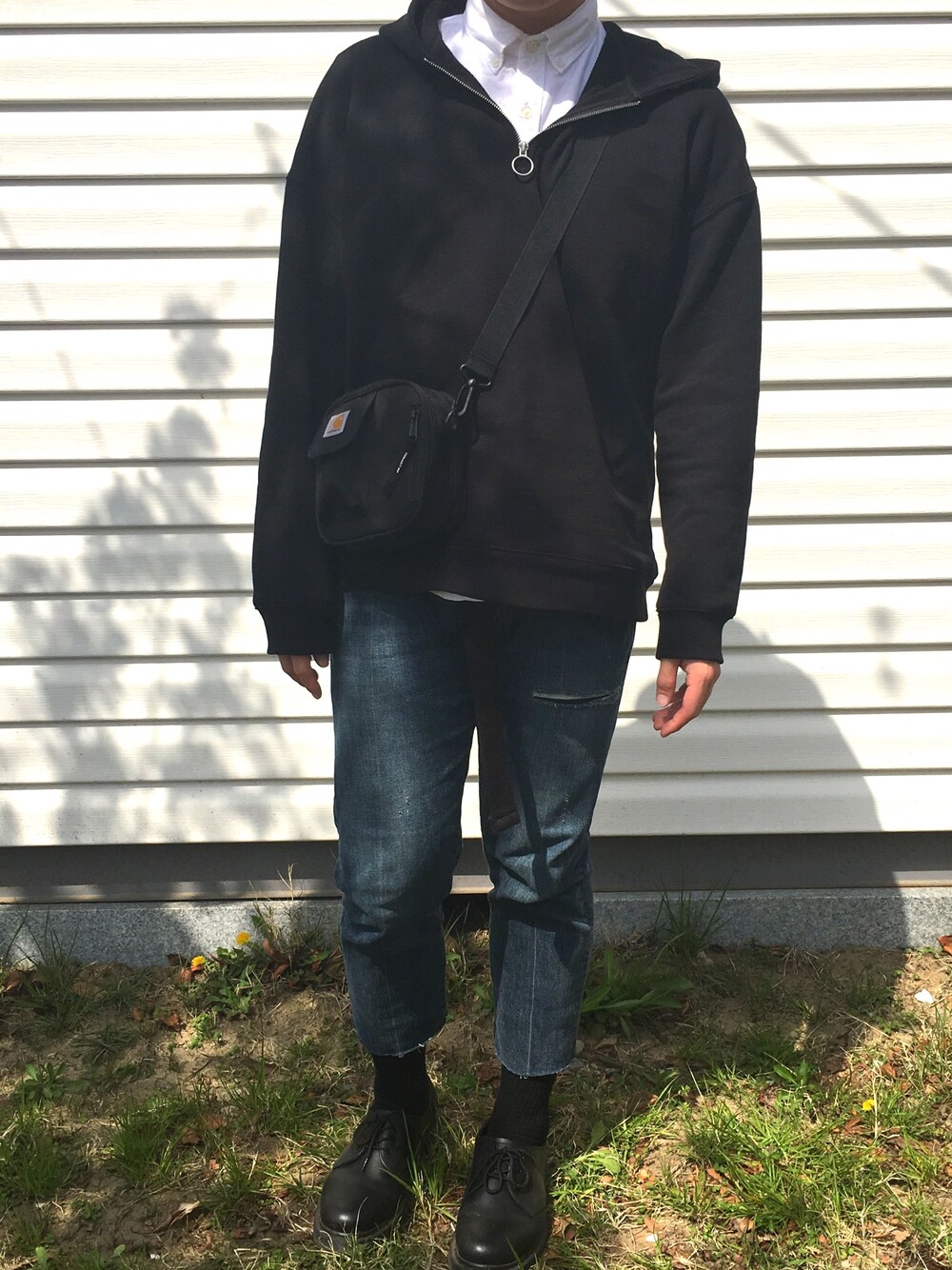 「春コーデ、GAP、SPAO、FLYDAY、Dr.Martens、carhartt、korea、Taiwan、street、fashion」｜「SPAOのアイテム（Tシャツ/カットソー、ブラック系）」を使った、진일상さん（メンズ・175cm）の春コーディネートの1枚目の写真