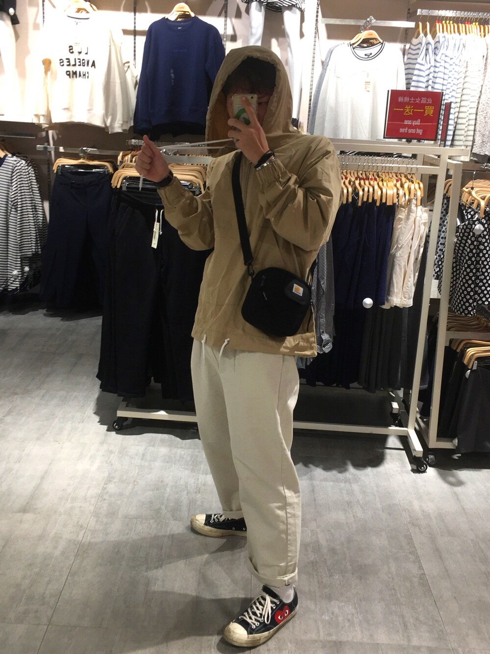 「春コーデ、NOBRAND、carhartt、converse、COMME des GARCONS、Taiwan、korea、street、fashion、休日スタイル」｜「no brandのアイテム（トップス、ベージュ系）」を使った、진일상さん（メンズ・175cm）の春コーディネートの1枚目の写真
