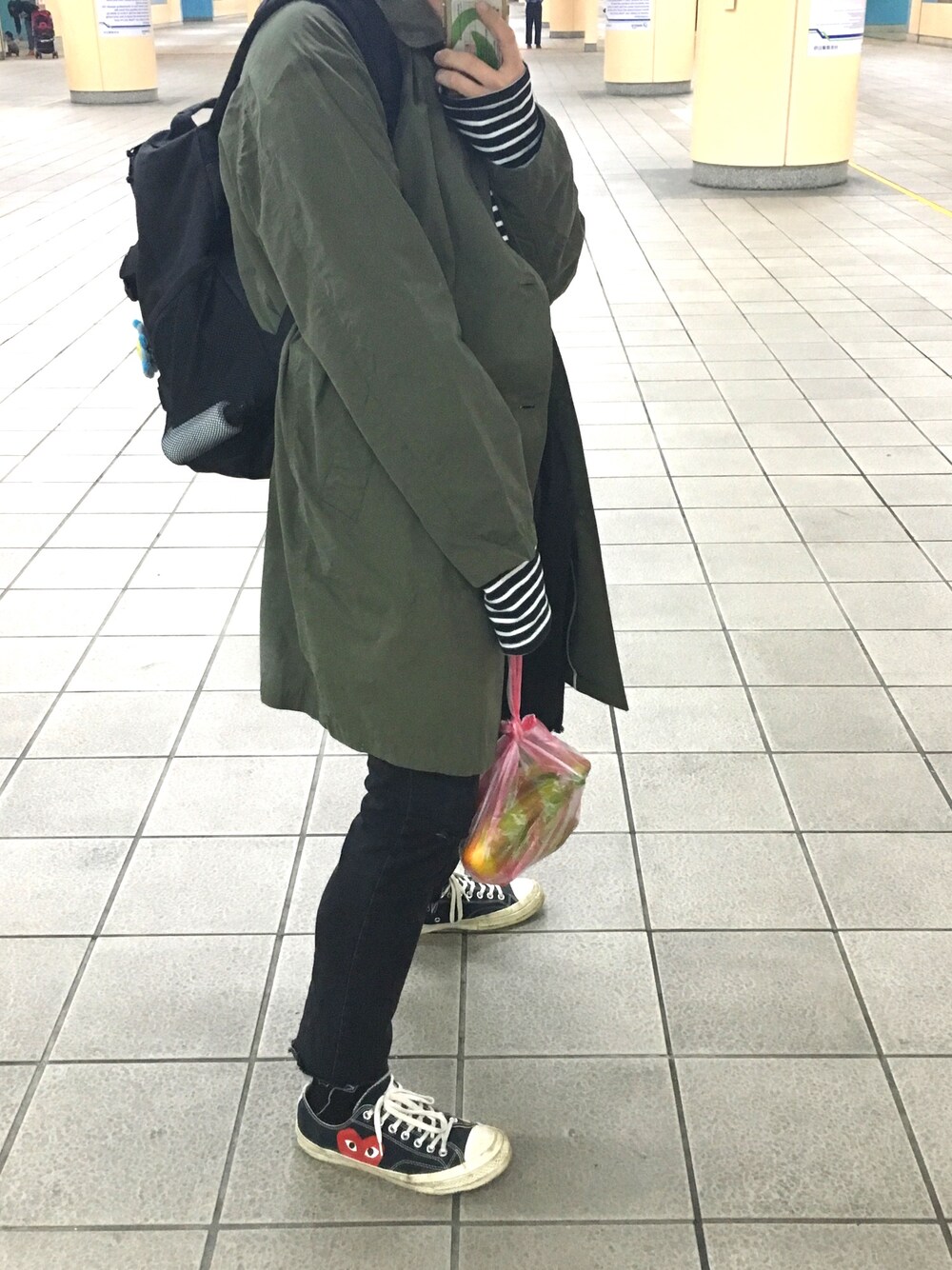 「NOBRAND、春コーデ、SPAO、carhartt、ABOKI、converse、COMME des GARCONS、korea、Taiwan、street」｜「no brandのアイテム（Tシャツ/カットソー、ブラック系）」を使った、진일상さん（メンズ・175cm）の春コーディネートの1枚目の写真