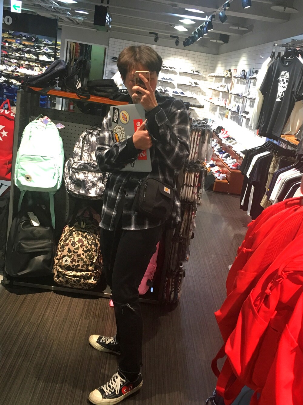 「FLYDAY、ABOKI、carhartt、converse、COMME des GARCONS、MacBook Air、korea、Taiwan、street、fashion」｜「FLYDAYのアイテム（カーディガン/ボレロ、ブラック系）」を使った、진일상さん（メンズ・175cm）の春コーディネートの1枚目の写真