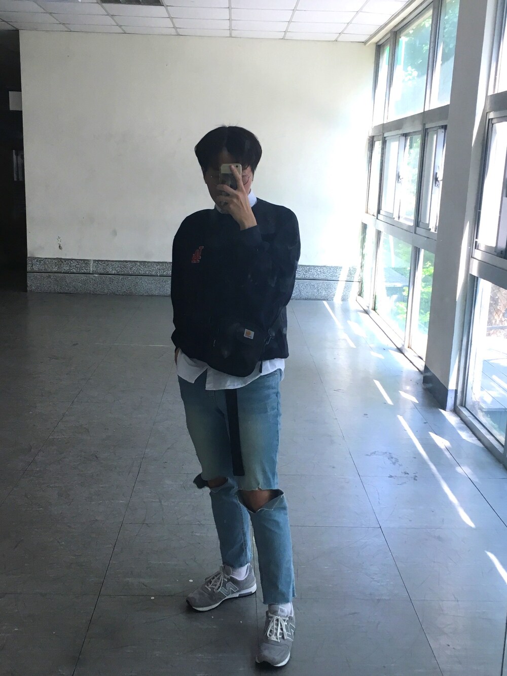 「春コーデ、square101、GAP、theboy、New Balance、carhartt、korea、Taiwan、street、fashion」｜「GAPのGap スタンダードフィット半袖シャツ（リネンコットン）（シャツ/ブラウス、ホワイト系）」を使った、진일상さん（メンズ・175cm）の春コーディネートの1枚目の写真