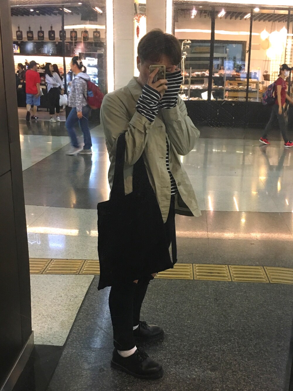「休日スタイル、UNIQLO、NOBRAND、FLYDAY、ABOKI、Dr.Martens、korea、Taiwan、street、fashion」｜「UNIQLOのストレッチワークジャケット（ブルゾン、ベージュ系）」を使った、진일상さん（メンズ・175cm）の春コーディネートの1枚目の写真
