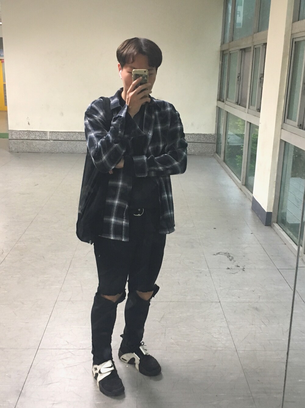 「春夏コーデ、FLYDAY、NIKE、veer、ABOKI、street、fashion、korea、Taiwan、ootd」｜「FLYDAYのアイテム（カーディガン/ボレロ、ブラック系）」を使った、진일상さん（メンズ・175cm）の春コーディネートの1枚目の写真