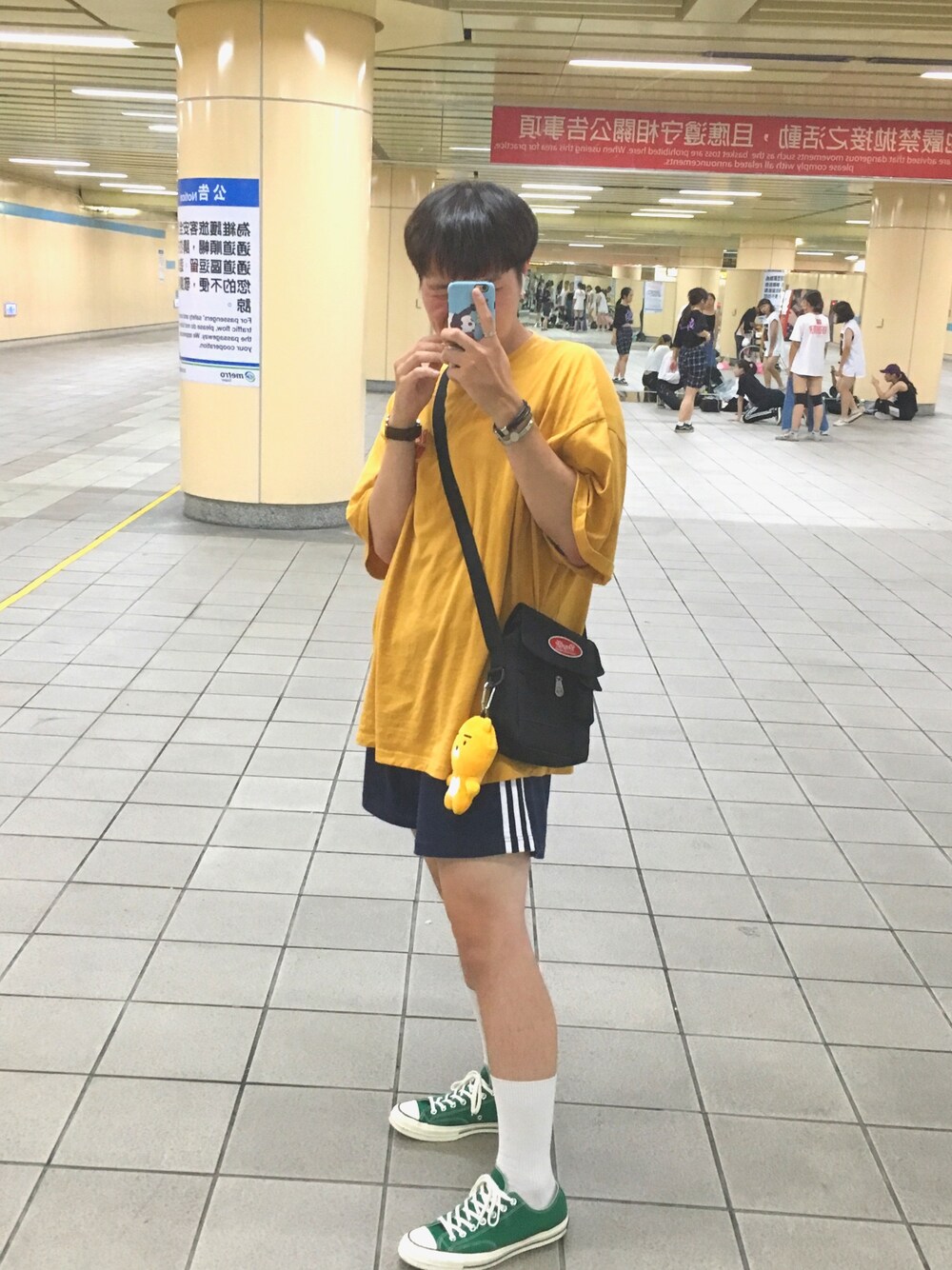 「korea、NOBRAND、adidas、daylife、kaokaotalk、converse、street、Taiwan、fashion、summer」｜「no brandのアイテム（Tシャツ/カットソー、イエロー系）」を使った、진일상さん（メンズ・175cm）の夏コーディネートの1枚目の写真